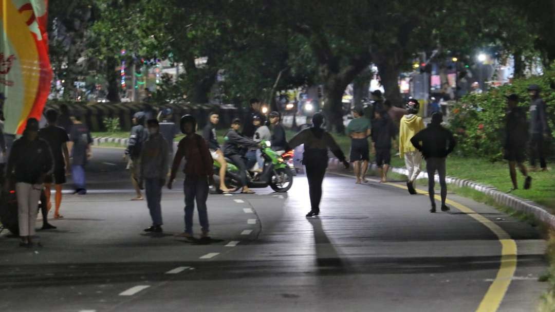 Aksi rusuh suporter dengan aparat kepolisian di Jln Kedung Cowek Surabaya, Jumat, 31 Mei 2024 malam. ( Foto: Yarbo/Ngopibareng.id)