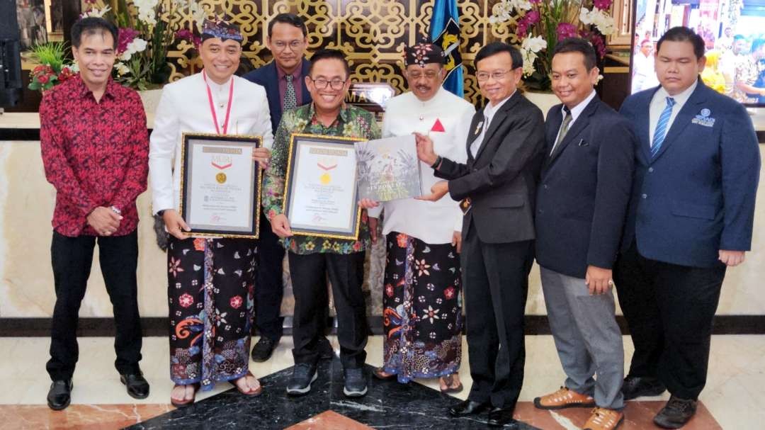 Walikota Surabaya, Eri Cahyadi menerima rekor dari Museum Rekor Indonesia (MURI) di Balai Kota, Surabaya, Jumat 31 Mei 2024. (Foto: Fariz Yarbo/Ngopibareng.id)