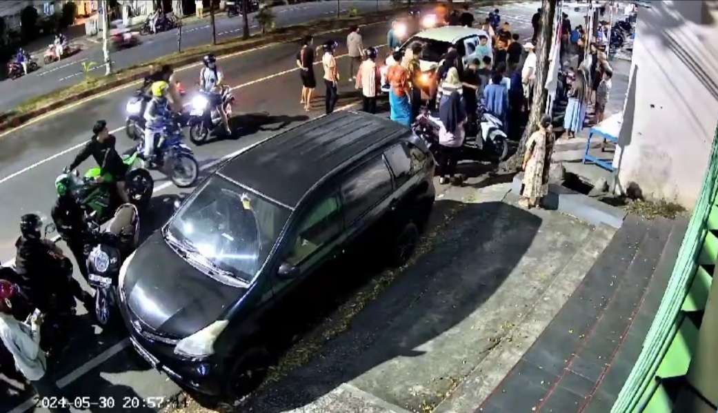 Detik-detik saat korban kecelakaan ditolong oleh warga (Foto: Tangkap layar video rekaman CCTV)