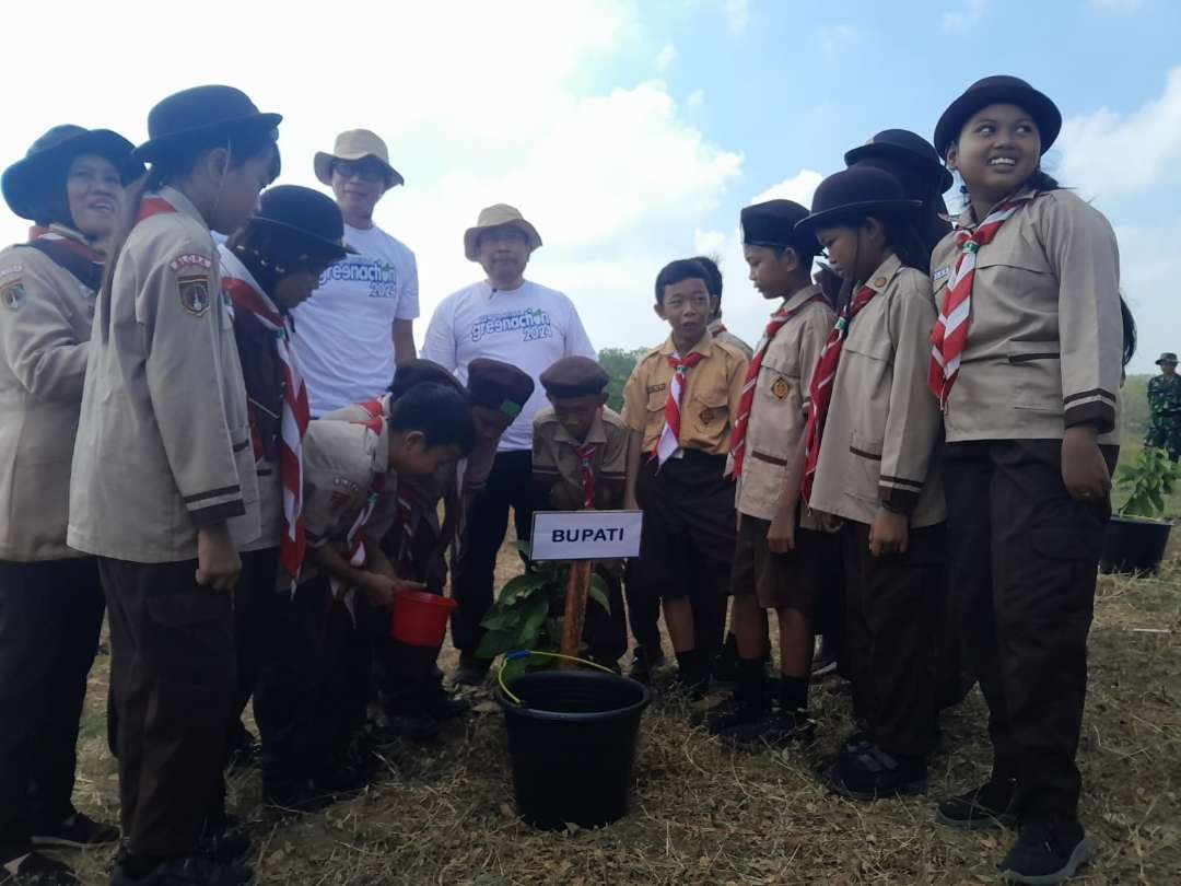 Anak sekolah di Kecamatan Sambong  mengikuti penanaman pohon buah bersama Pertamina EP Field Cepu dan Pertamina EP Cepu ADK. (Foto: Ist)