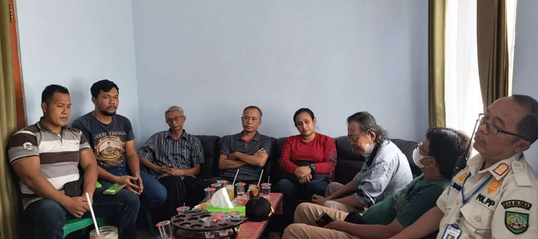 Pertemuan warga dengan pihak pengelola Kafe DJS di Kelurahan Cepu. (Foto: ist)