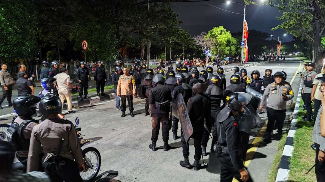 Aparat memperketat penjagaan di wilayah Suramadu, Surabaya, Jumat 31 Mei 2024. (Foto: Fariz Yarbo/Ngopibareng.id)
