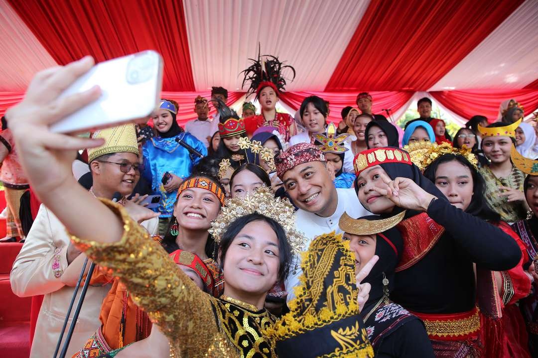 Walikota Surabaya Eri Cahyadi saat bercengkrama dengan anak muda, pada peringatan Hari Lahir Pancasila 2024 di Balai Kota Surabaya. (Foto: Humas Pemkot Surabaya)