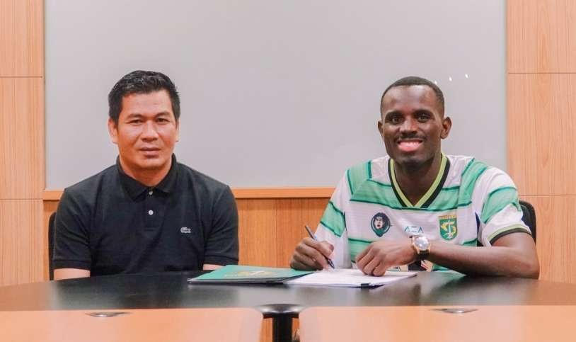 Flavio Silva melakukan penandatanganan kontrak bersama Persebaya. (Foto: Persebaya)