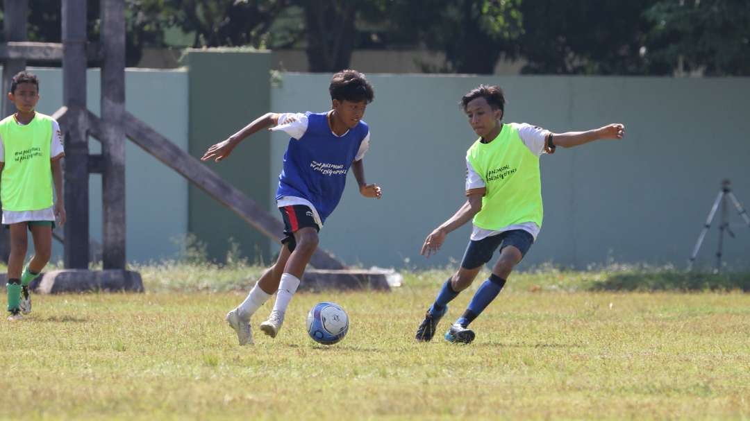 Anak-anak mengikut coaching clinic sepak bola yang digelar AKA Entertaiment Indonesia di Stadion Brawijaya, Surabaya, Sabtu 1 Juni 2024. (Foto: Fariz Yarbo/Ngopibareng.id)