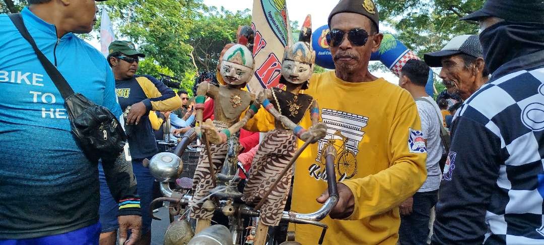 Ribuan ontelis se-Nusantara ikut Ngontel Berbudaya bareng Bupati Kediri datangi cagar budaya. (Foto: Fendi Lesmana/Ngopibareng.id)
