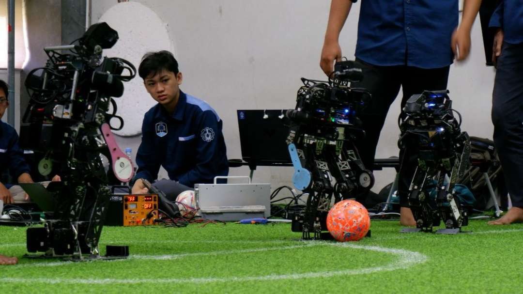 Tim Ichiro ITS saat bertanding di KRI 2024 Wilayah II dalam kategori Kontes Robot Sepak Bola Indonesia (KRSBI) Humanoid. (Foto: Humas ITS)
