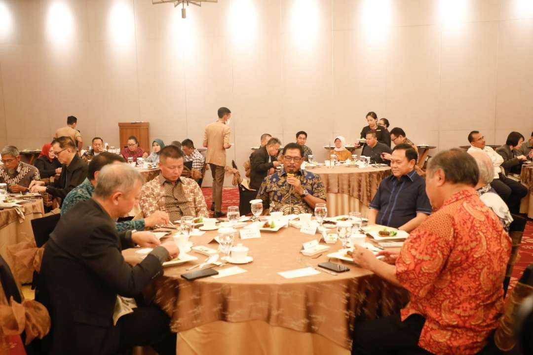 Penjabat (Pj) Gubernur Jawa Tengah, Nana Sudjana dalam acara Business Dinner yang dihadiri para pengusaha dan stakeholder terkait di Hotel Tentrem Kota Semarang, Minggu, 2 Juni 2024 malam. (Foto: Pemprov Jateng)