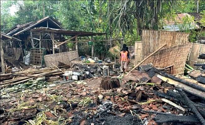 Empat rumah warga bertetangga di Cermee Bondowoso ludes  dilalap api. (Foto: Guido/Ngopibareng.id)