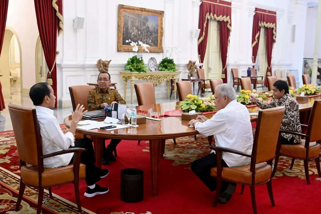 Presiden Jokowi menunjuk Menteri PUPR Basuki Hadimuljono sebagai Pelaksana Tugas (Plt) Kepala OIKN, dan Wakil Menteri ATR/BPN, Raja Juli Antoni sebagai wakilnya di Kantor Presiden, Istana Negara Jakarta, Senin 3 Juni 2024. (Foto: Muchlis Jr/Biro Pers Sekretariat Presiden)