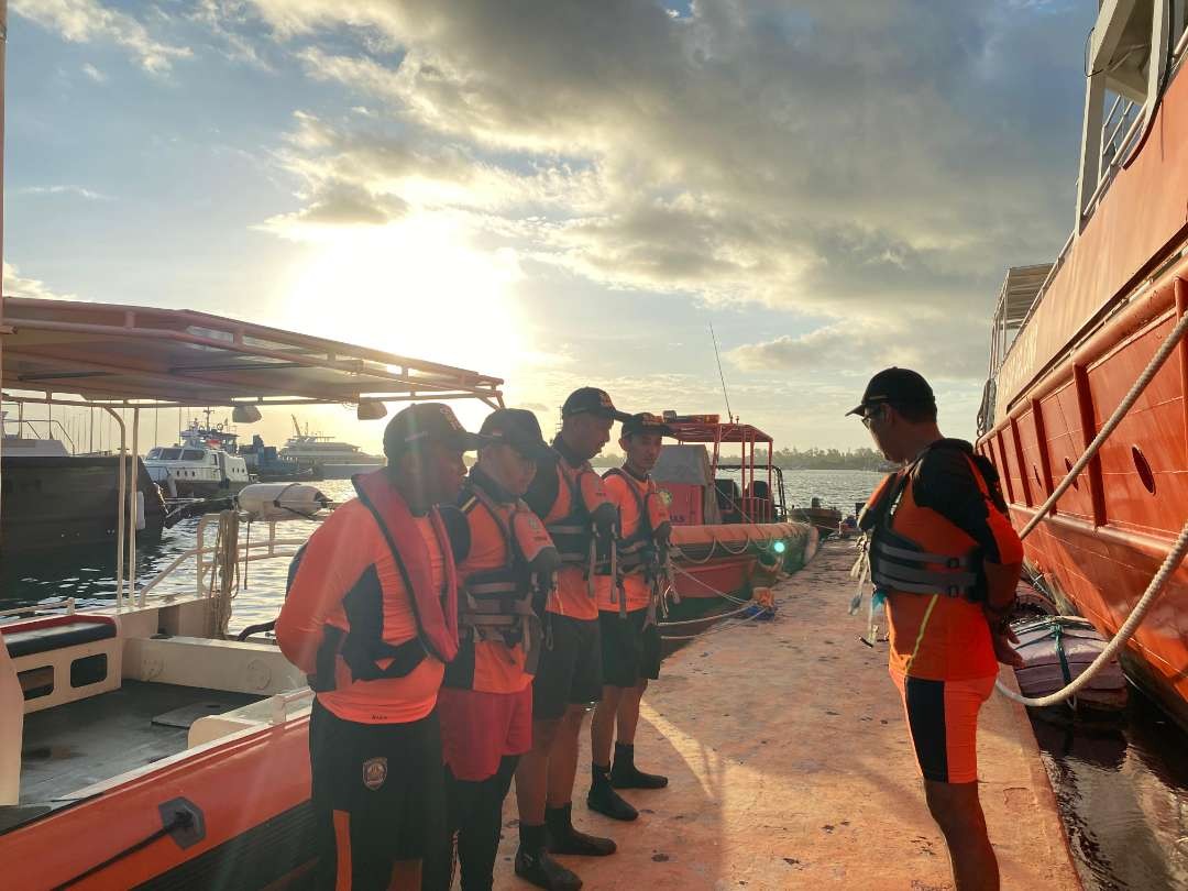 Personel Basarnas bersiap melakukan pencarian warga yang hilang di perairan selatan Uluwatu. (Foto: Basarnas Bali)
