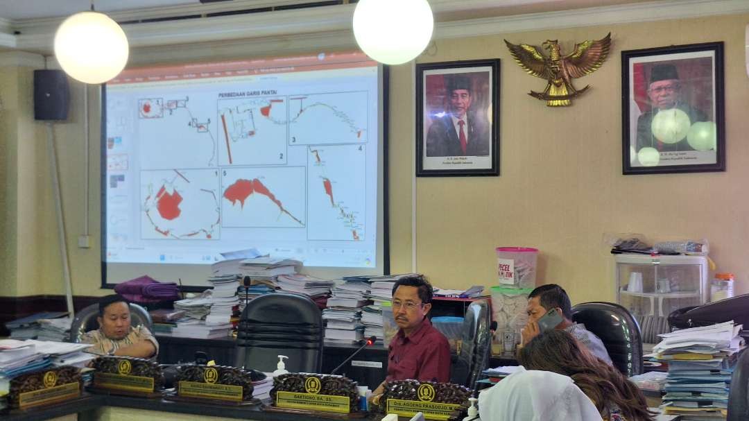Ketua Komisi C DPRD Kota Surabaya, Baktiono (tengah) saat menjelaskan perbedaan foto udara garis pantai antara RTRW Jatim dan Surabaya. (Foto: Julianus Palermo/Ngopibareng.id)