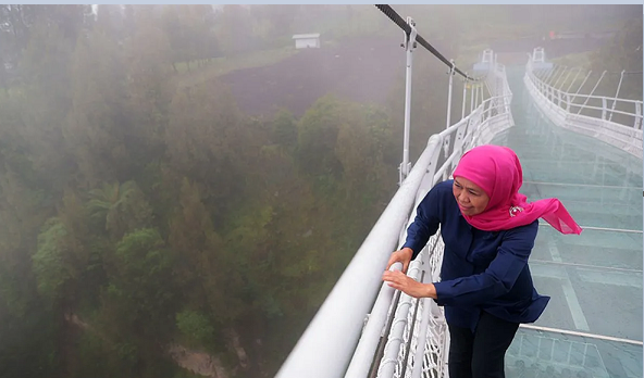 Gubernur Jatim Khofifah Indar Parawansa menikmati sensasi melintas di jembatan kaca Seruni Point di Kabupaten Probolinggo, Jawa Timur, Rabu (15/2/2023). (Foto: Diskominfo Kabupaten Probolinggo)