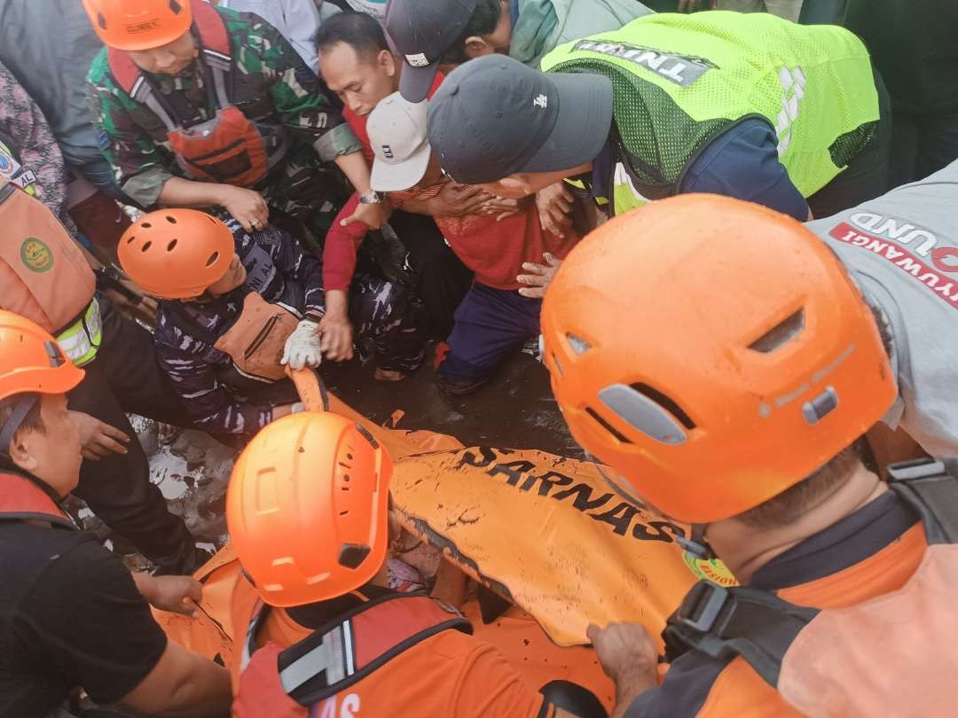 Petugas mengevakuasi jenazah nelayan yang sempat hilang. (Foto: Istimewa)