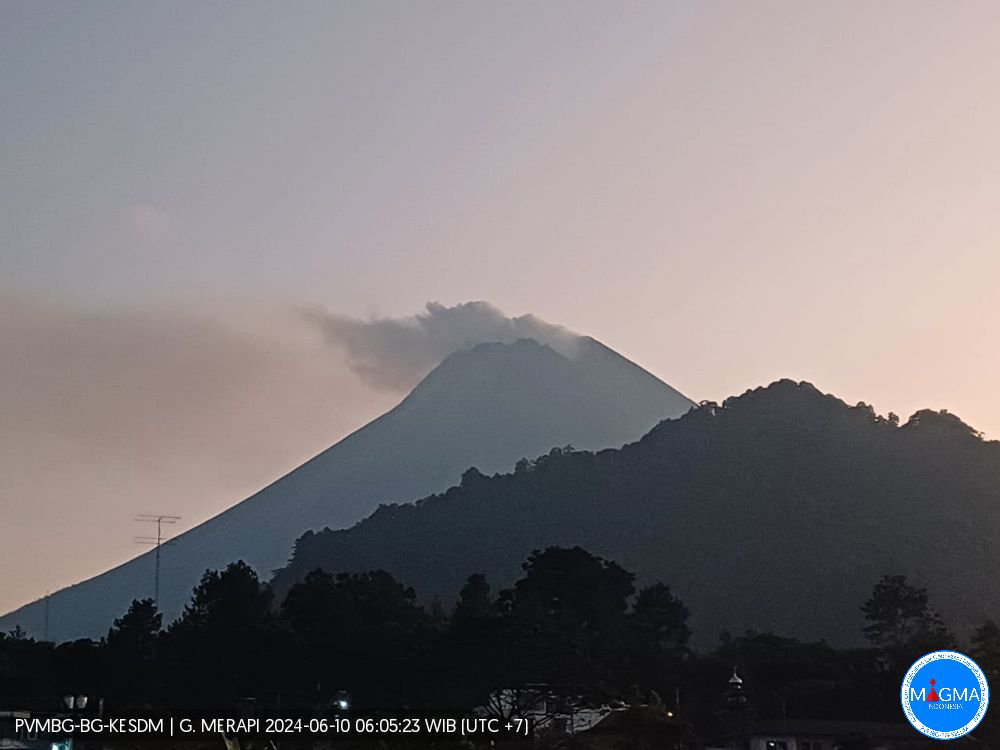 Gunung api Merapi meluncurkan guguran awan panas seinggi 1200 pada Senin 10-Juni-2024. (Foto: dok. magma.esdm)