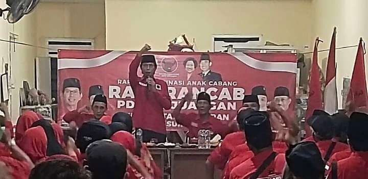 Ketua DPC PDIP Kota Surabaya Adi Sutarwijono menyosialisasikan Eri Cahyadi-Armuji sebagai calon Walikota dan Wakil Walikota Surabaya di Pilwali Surabaya 2024. (Foto: PDIP Kota Surabaya)