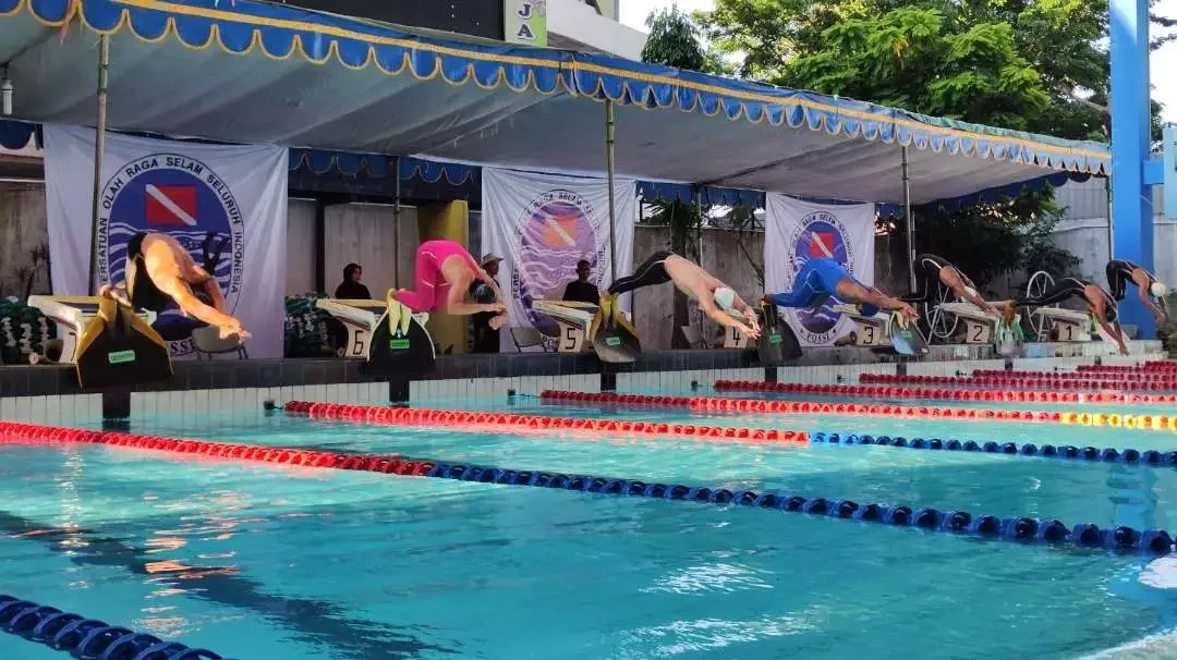 Sejumlah atlet Puslatda Jatim mengikuti Kejurda Finswimming 2024 di Kolam Renang Dispora Jatim, Surabaya, Minggu 12 Mei 2024. (Foto: Fariz Yarbo/Ngopibreng.id)