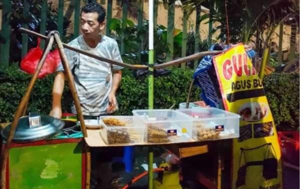 Gerobak pikulan menjadi ciri khas pedagang Gultik di Blok M, Jakarta Selatan. (Foto: Asmanu Sudarso/Ngopibareng.id)