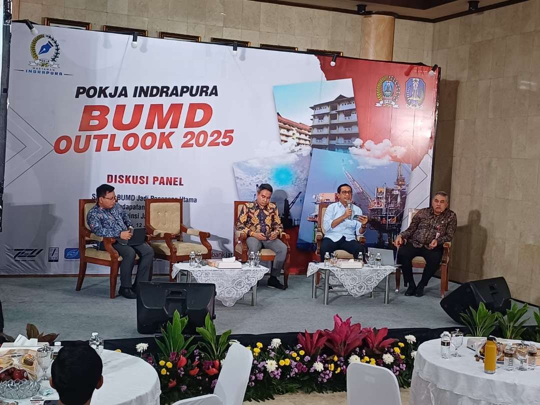 Dirut PT JGU, Mirza Muttaqien (dua dari kanan) dalam diskusi BUMD Outlook 2025. (Foto: Istimewa)