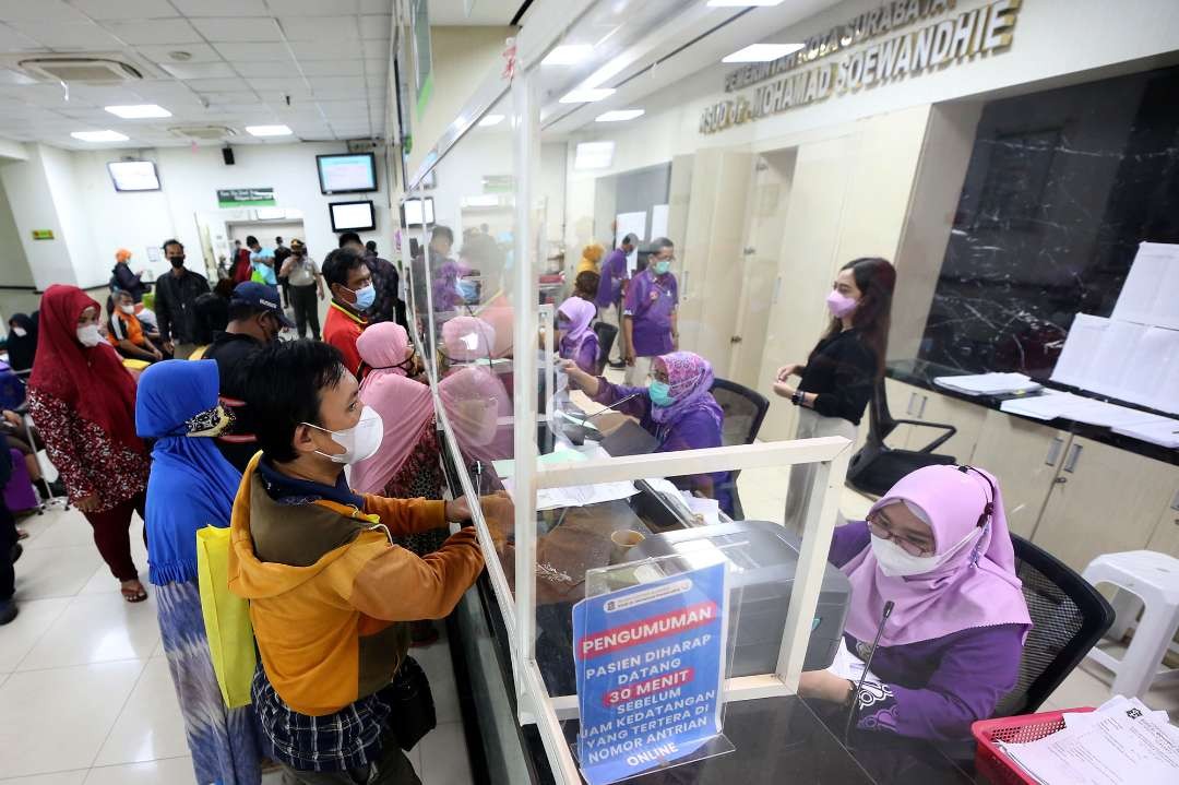 Antrean masyarakat di Rumah Sakit dr. Moh. Soewandhie, Surabaya. (Foto: Humas Pemkot Surabaya)
