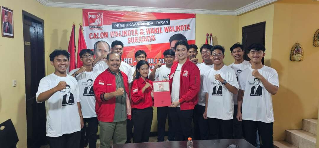 Bro Richard (tiga dari kanan-jaket merah) memakai jaket kebesaran PSI dikawal pendukungnya yang semuanya para pelajar mengambil formulir calon wakil wali kota di Kantor DPD Partai Solidaritas Indonesia (PSI). (Foto: Istimewa)