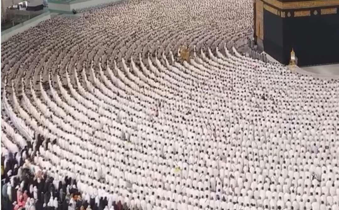 Jemaah haji sedang thawaf mengelilingi Ka'bah. (Ilustrasi)