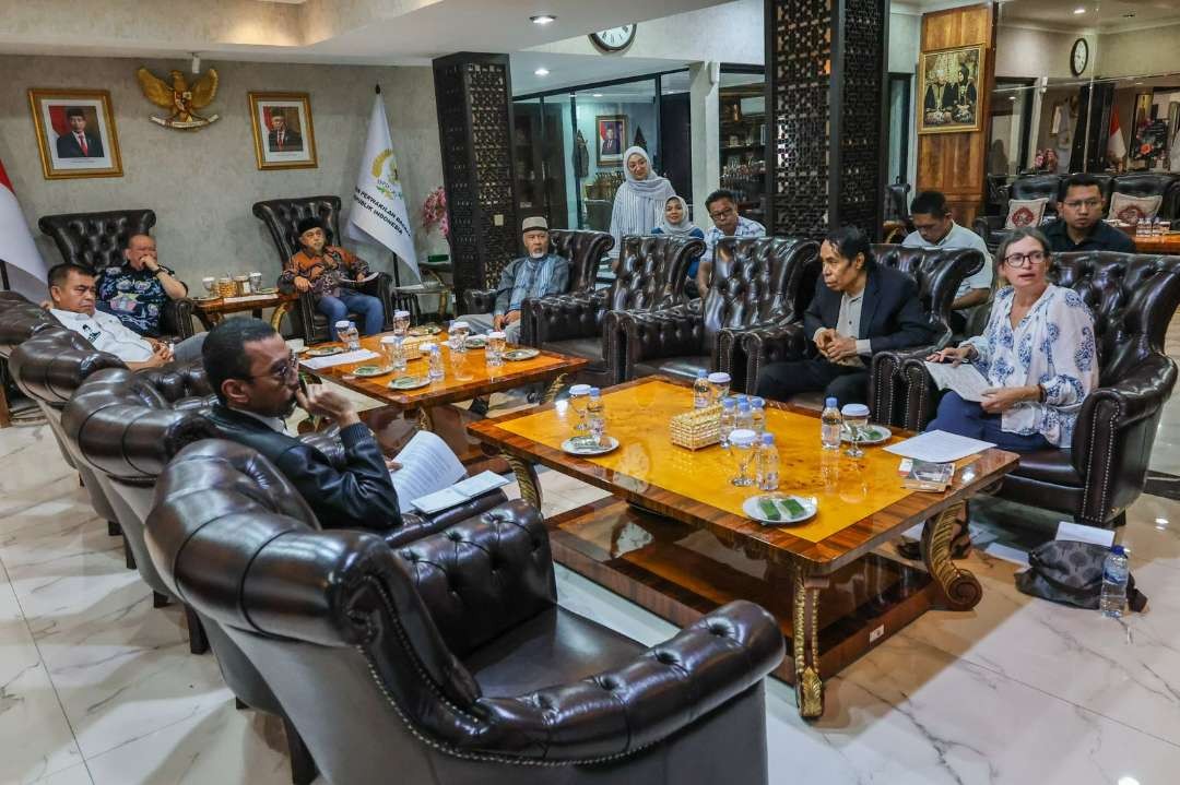 Pertemuan antara Direktur International Survival Asia dengan Ketua DPD RI AA LaNyalla Mahmud Mattalitti terkait pernyataan tentang perlindungan Orang Tobelo Dalam, Selasa 18 Juni 2024. (Foto: Tim Media LaNyalla)