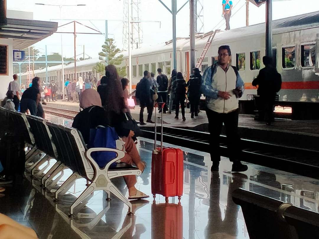 Para penumpang kereta api di Stasiun Probolinggo. (Foto: Ikhsan Mahmudi/Ngopibareng.id)