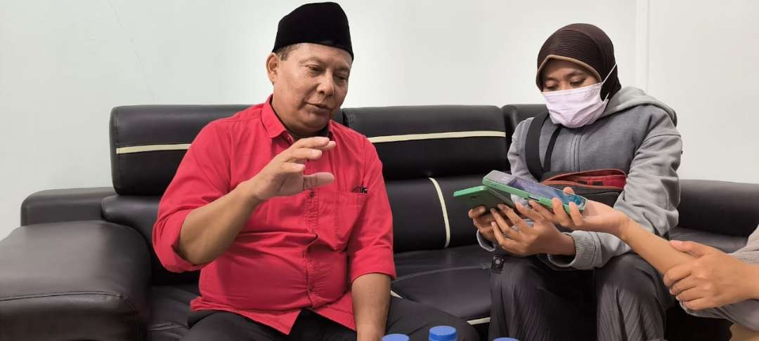 Ketua DPC PDI-Perjuangan Kabupaten Kediri  Murdi Hantoro Memberikan Keterangan (Foto: Fendi Lesmana/ngopibareng.id)