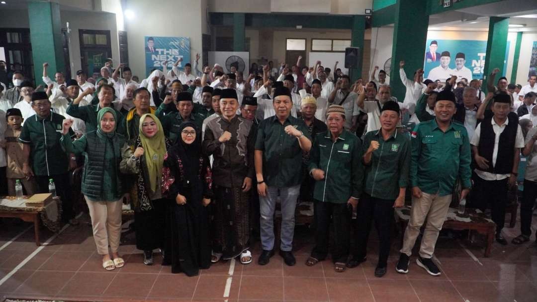 Walikota Surabaya Eri Cahyadi beserta jajaran pengurus anak cabang dan ranting DPC PKB Kota Surabaya, dalam acara silahturahmi Iduladha dan konsolidasi Pilwali Surabaya. (Foto: DPC PKB Kota Surabaya)