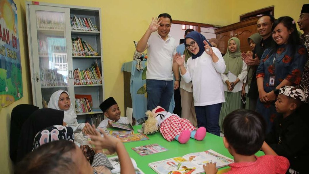 Walikota Surabaya Eri Cahyadi dan istri saat menyapa seorang anak. (Foto: Pemkot Surabaya)