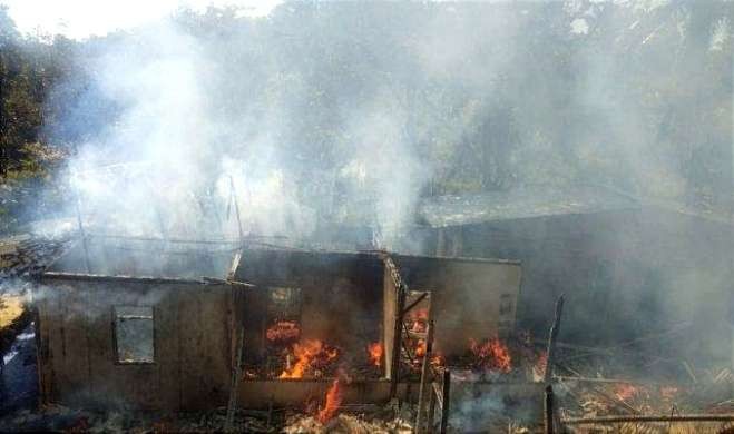 Dipicu tabubg LPG bocor, tiga rumah warga di Kecamatan Arjasa Situbondo ludes terbakar, Rabu 19 Juni 2024 sore. (Foto: Dokumentasi BPBD Situbondo)