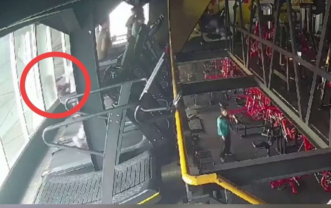 Korban jatuh dari jendela gym yang terbuka tepat di belakang treadmill usai dipakainya. (Foto: Tangkapan layar CCTV)