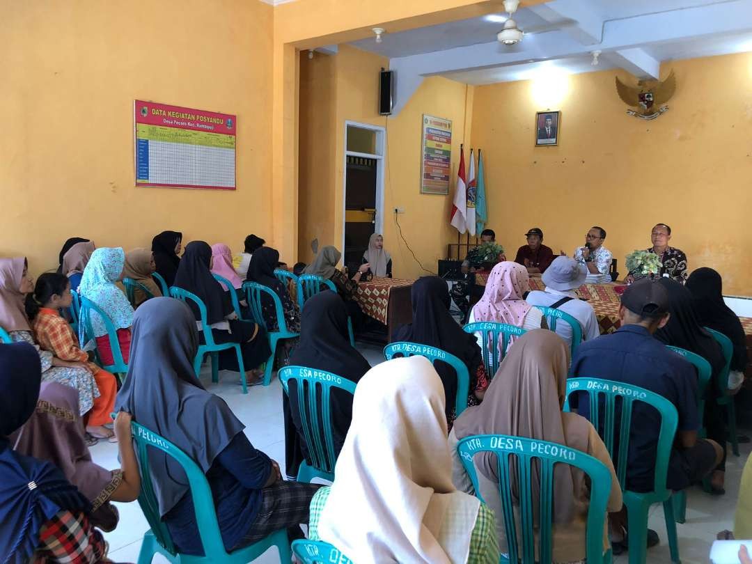 Puluhan Pelaku UMKM di Jember saat pembagian sertifikat halal gratis di Kantor Desa Pecoro, Rambipuji (Foto: Diskominfo Jember)