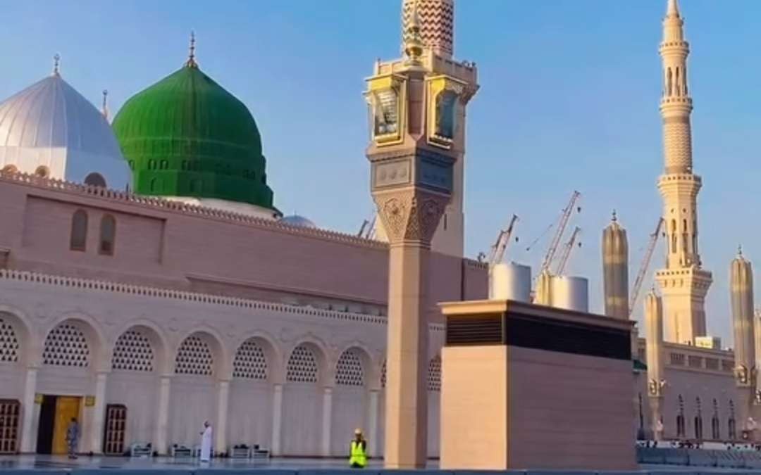 Masjid Nabawi di Madinah, terdapat makam Rasulullah SAW dan Sahabat Umar bin Khaththab dan Abu Bakr Ash-Shiddiq. (Ilustrasi)