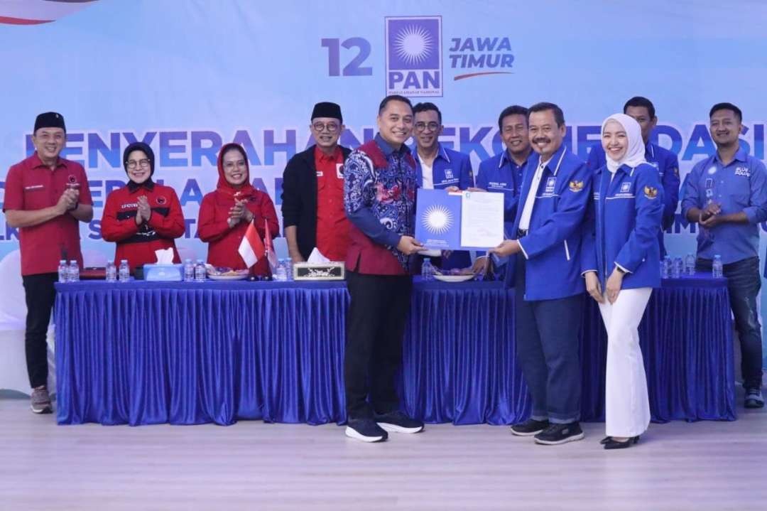 Walikota Surabaya Eri Cahyadi saat menerima surat tugas untuk maju dalam Pilwali Surabaya 2024, dari DPD PAN Kota Surabaya. (Foto: Istimewa)
