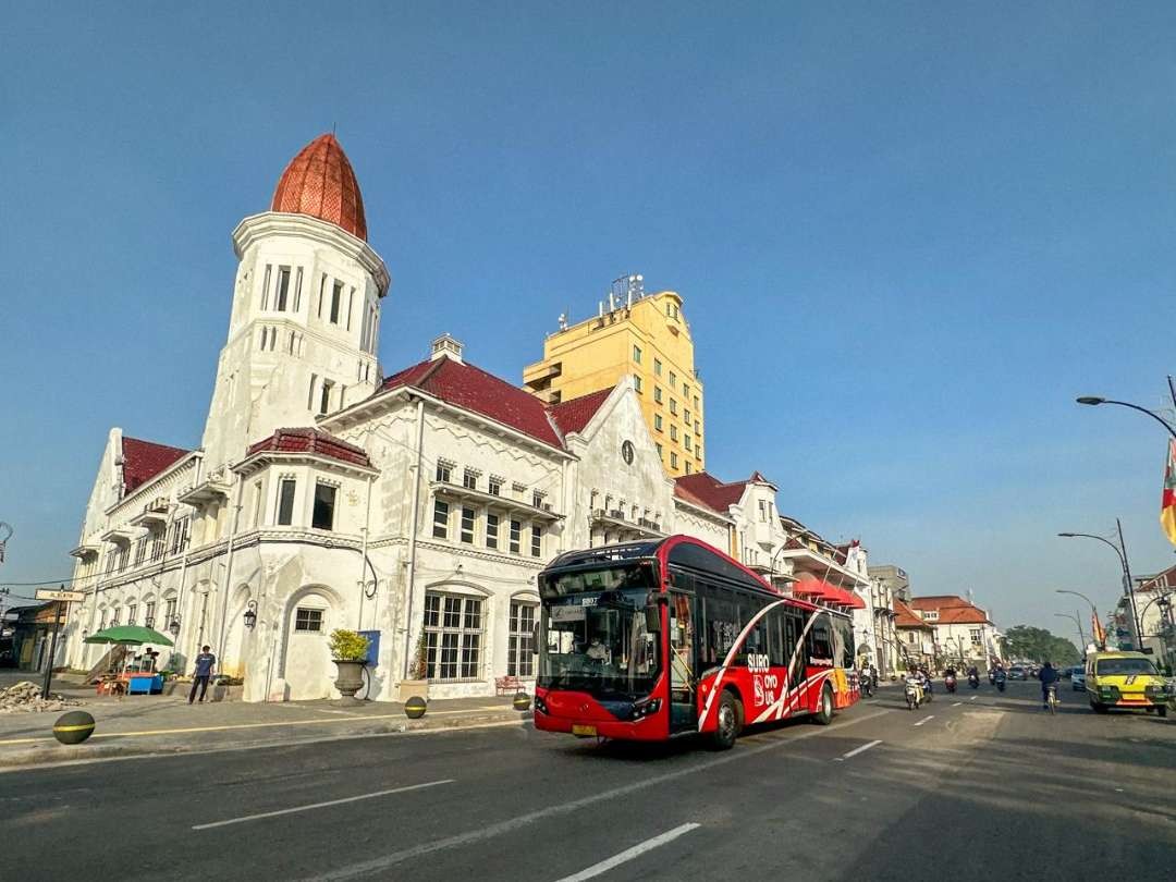 Salah satu armada Suroboyo Bus, yang melewati Kawasan Kota Lama, Zona Eropa Jalan Rajawali, Surabaya. (Foto: Humas Pemkot Surabaya)