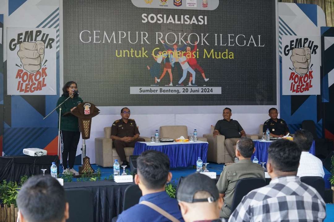 Pj Wali Kota Kediri Zanariah memberikan arahan sekaligus membuka Sosialisasi Gempur Rokok Ilegal untuk Generasi Muda. (Foto: Istimewa)