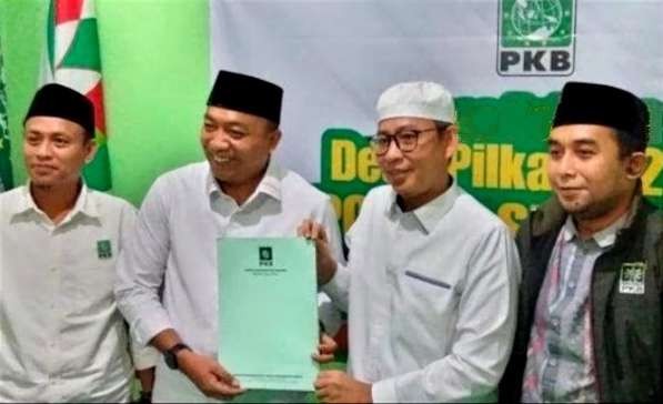 Yusuf Rio Wahyu Prayoga (dua dari kiri) menerima surat rekomendasi sebagai bacabup di Pilkada Situbondo 2024 dari Ketua DPC PKB Situbondo KH Ali Yafie. (Foto: Hunas PKB Situbondo)