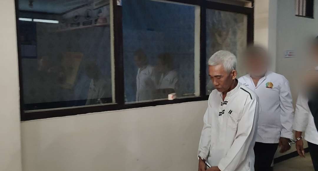 Terdakwa Abdul Rohim usai menjalani sidang perdana. (Foto: Deni Lukmantara/Ngopibareng.id)