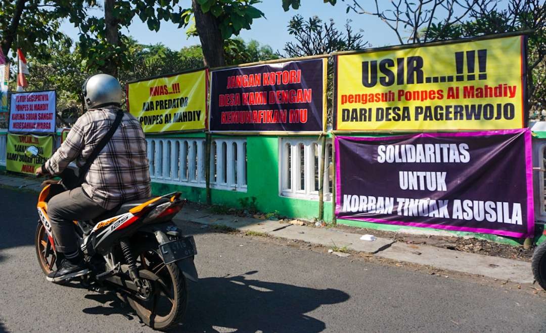 Spanduk protes warga terkait dugaan tindak asusila di Ponpes Sidoarjo, Jawa Timur. (Foto: Aini Arifin/Ngopibareng.id)