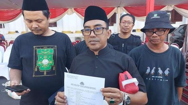 Warga Rungkut, Surabaya, Ali Mahfud, saat melayangkan laporan kepada Polrestabes Surabaya, atas kasus dugaan pelecehan lambang Nahdlatul Ulama. (Foto: Istimewa)
