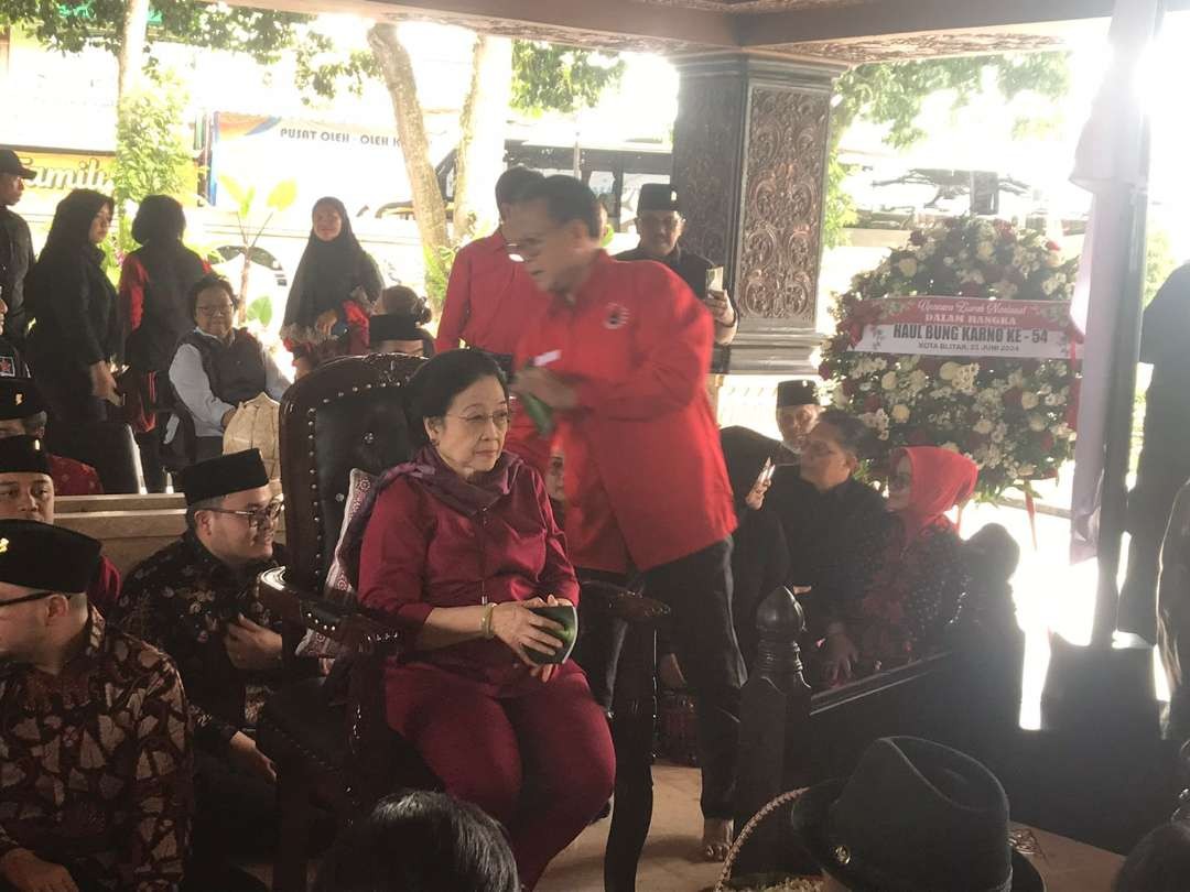 Megawati Soekarnoputri nyekar ke makam Bung Karno di Blitar, Jumat, 21 Juni 2024. Ia didampingi keluarga dan para kader PDIP dari pusat sampai kabupaten dan Kota Blitar, Jawa Timur. (Foto: Choirul Anam/Ngopibareng.id)