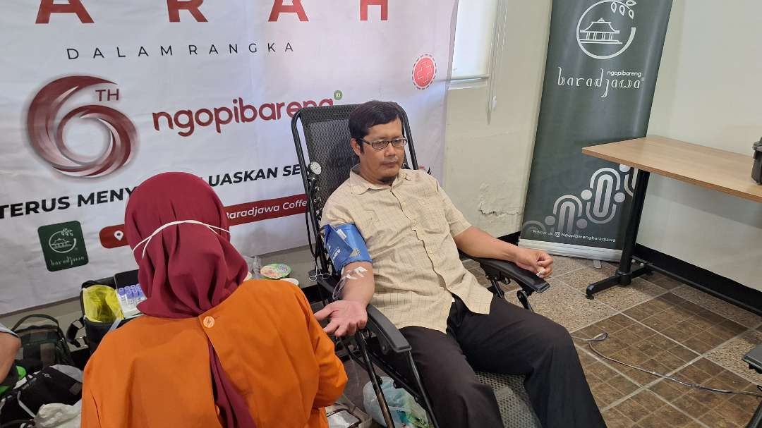 Potret suasana acara "Donor Darah" yang diselenggarakan oleh Ngopibareng.id dalam perayaan ulang tahun keenam, bekerjasama dengan PMI Kota Surabaya. (Foto: Julianus Palermo/Ngopibareng.id)