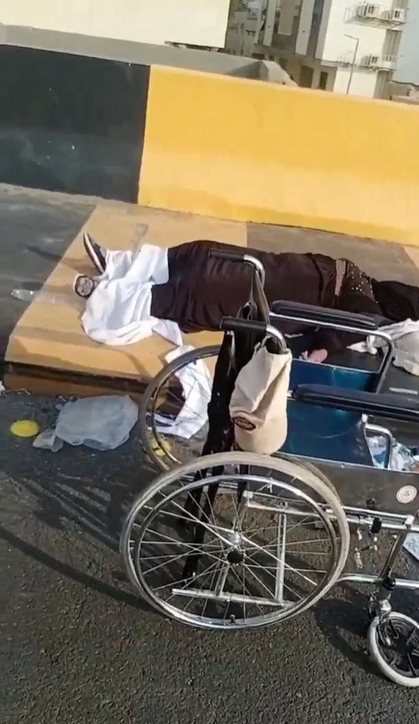 Jemaah haji meninggal dunia bergeletakan di jalanan Mina, Arab Saudi. (Foto: Tangkapan layar video X)