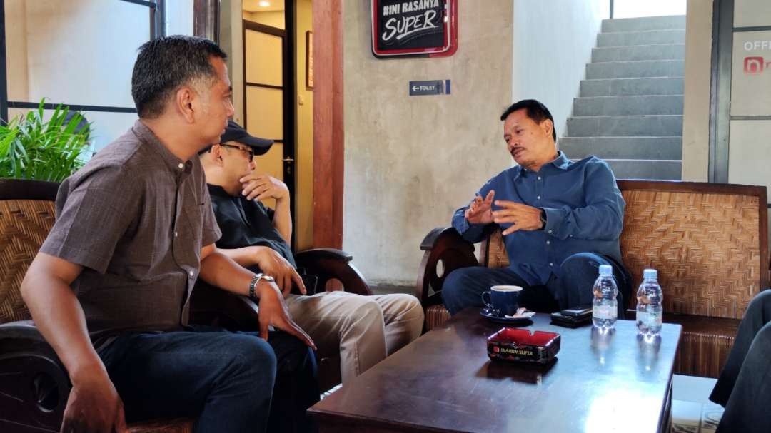 Bacawali Madiun, Maidi (kanan) berdiskusi dengan pimpinan Ngopibareng.id, Arif Affandi dan Amir Tejo. (Foto: Fariz Yarbo/Ngopibareng.id)