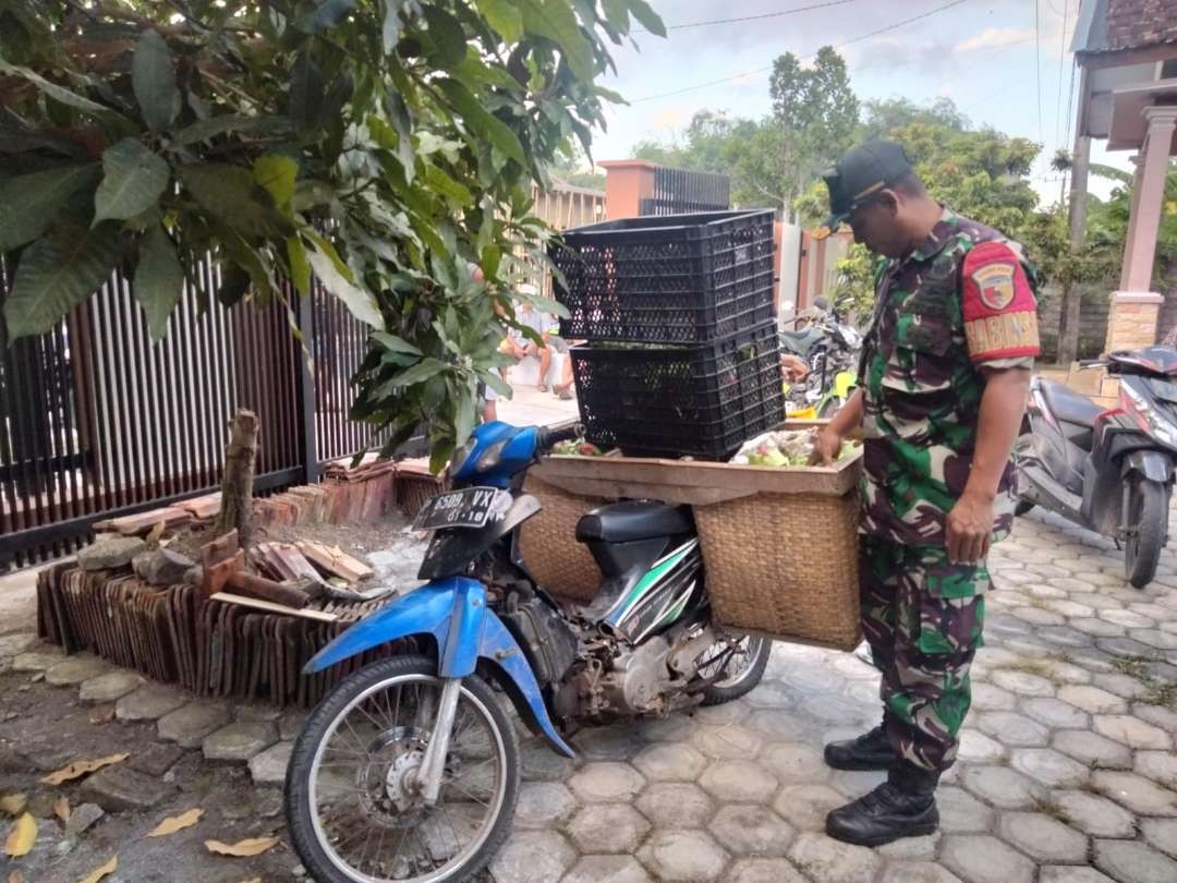 Sepeda motor membawa buah naga yang diduga sengaja ditinggalkan pencuri (Foto: Istimewa)