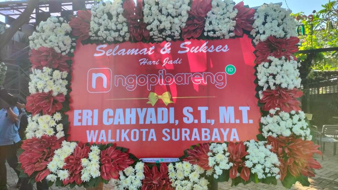Karangan bunga untuk Ngopibareng.id HUT ke-6 dari Walikota Surabaya, Eri Cahyadi. (Foto: Yasmin Fitrida/Ngopibareng.id)