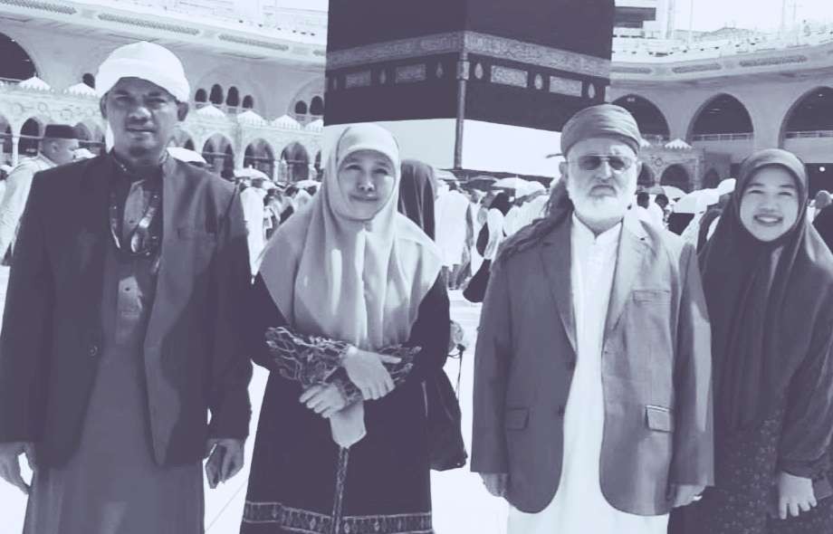 Ketua U mum PP Muslimat NU, Hj Khofifah Indar Parawansa bersama Syaikh Fadhil Al-Jailani dan Gus Munif Pasuruan, serta Fatimah Sang di depan Baitullah. (Foto: dok/ngopibareng.id)