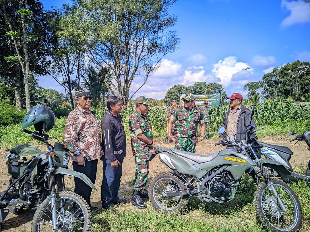 Komandan Kodim 0825 Banyuwangi meninjau lahan tanaman jagung di wilayah Licin (foto: istimewa)